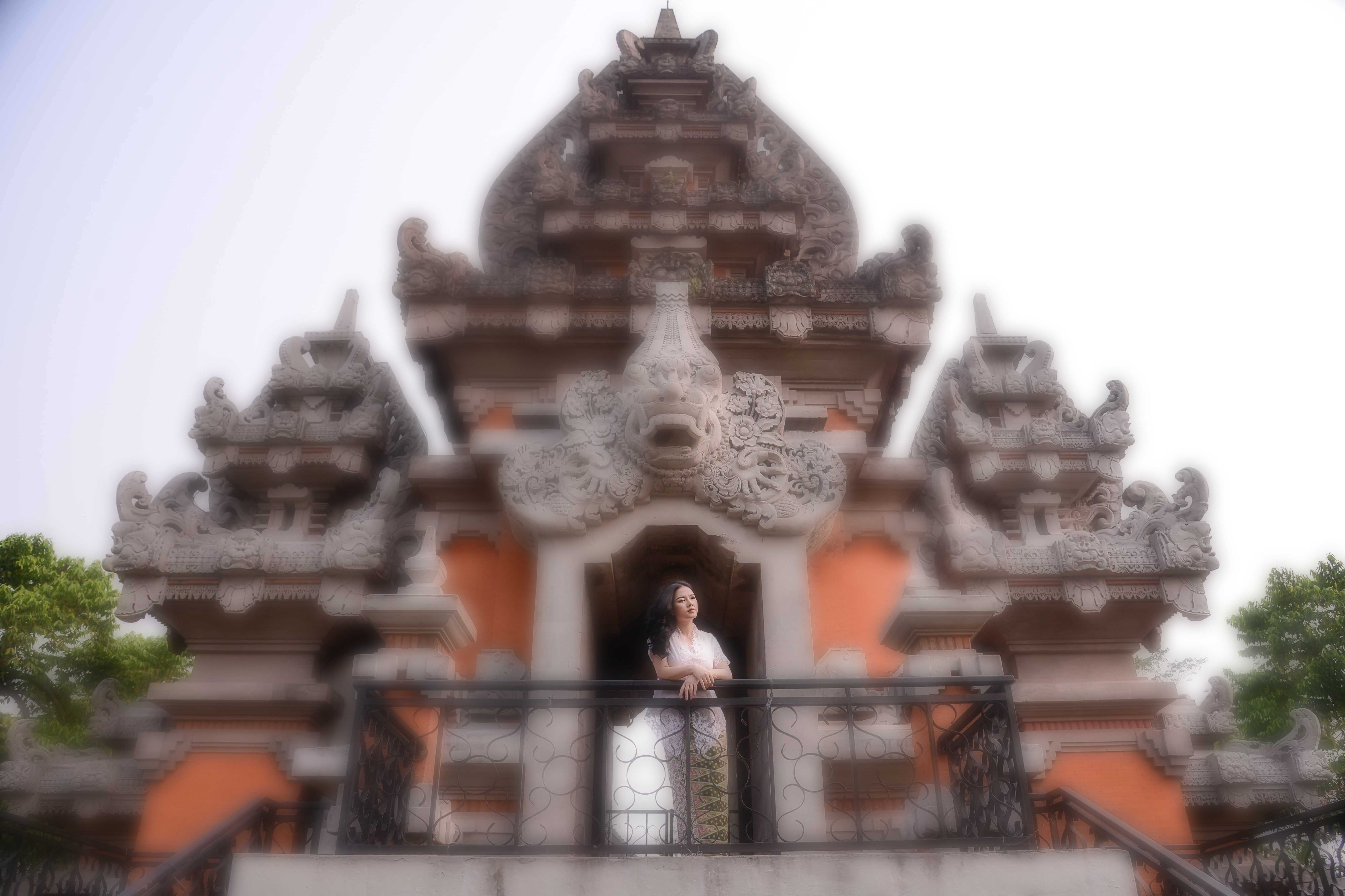 Ly Nha Ky melancholy beauty in the traditional dress of Indonesia