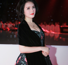 Ly Nha Ky is strangely beautiful with the 50’s lady style