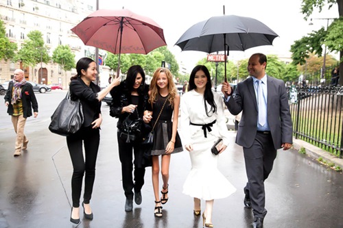 Ly Nha Ky intimate with the women who is a billionaires and a \\\'boss\\\' of furniture brand in Paris Fashion Week