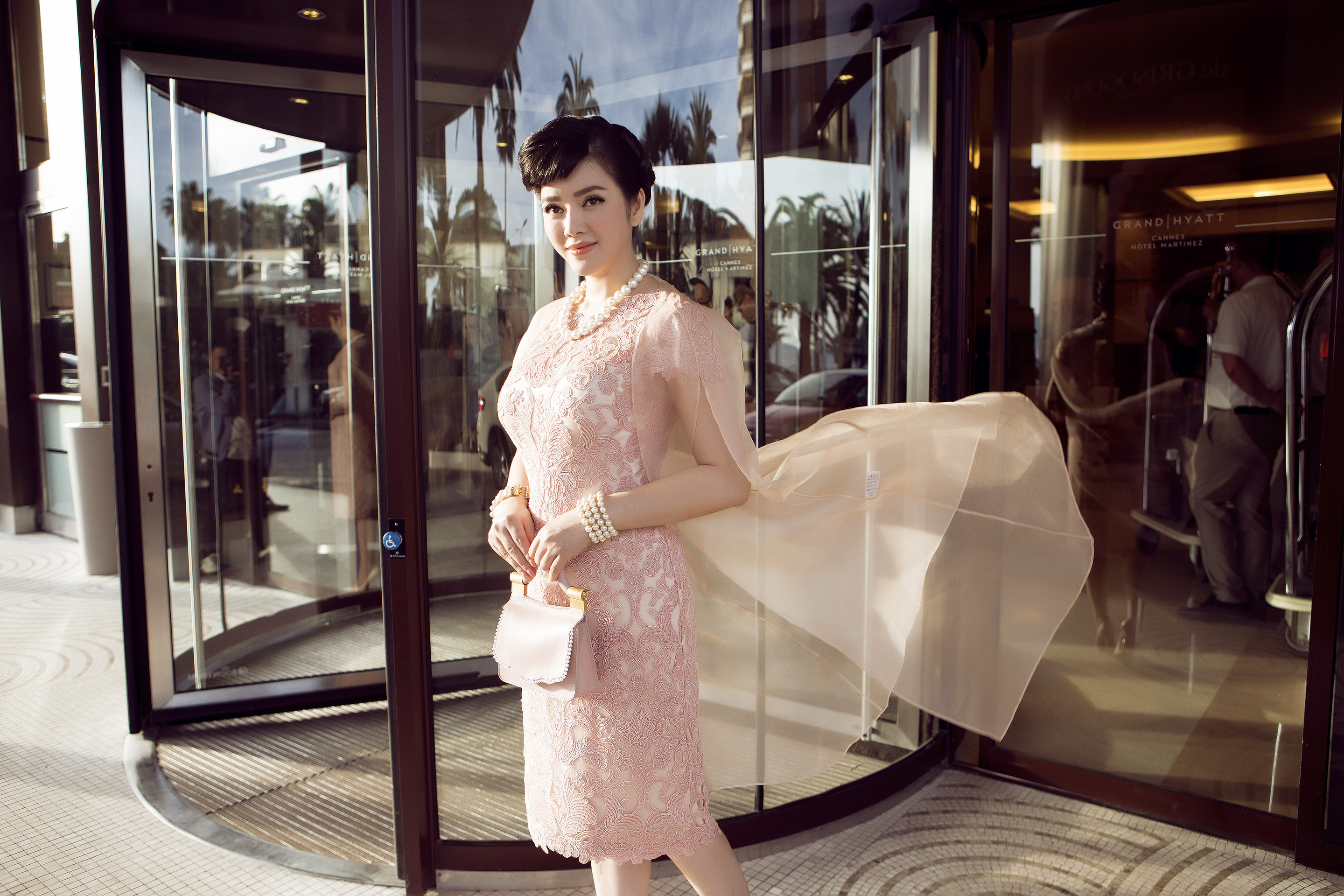 Ly Nha Ky appeared gorgeous and sophisticated in Andrey Hepburn style