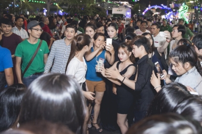 Lý Nhã Kỳ gây 'náo loạn' tại quảng trường Nguyễn Huệ