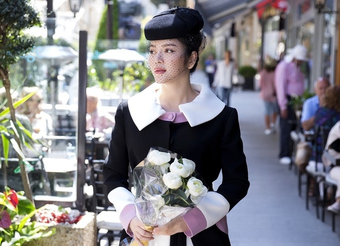 Ly Nha Ky dressed elegantly visitng Princess Grace Kelly’s grave in Monaco