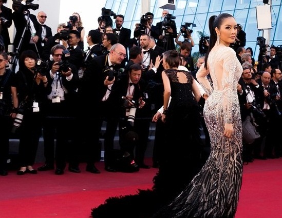 Lý Nhã Kỳ tái hiện hình ảnh nữ hoàng Cleopatra trên thảm đỏ Cannes ngày 4