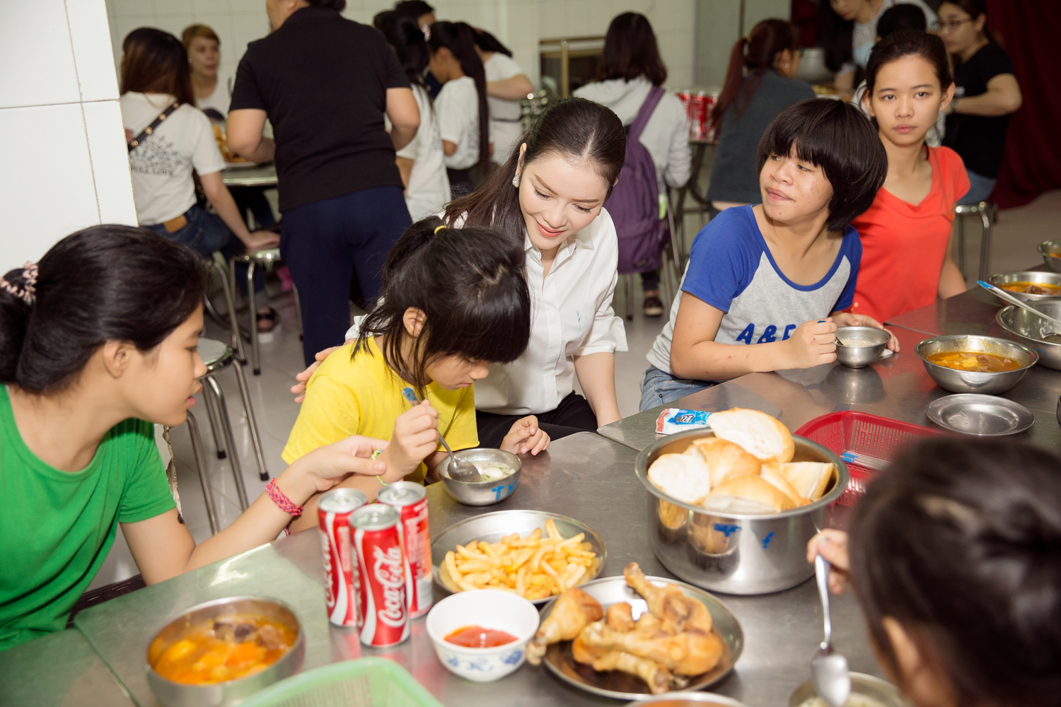 Ly Nha Ky presented gifts to orphans and disadvantaged children at Tam Binh Center for Child Nourishment and Protection