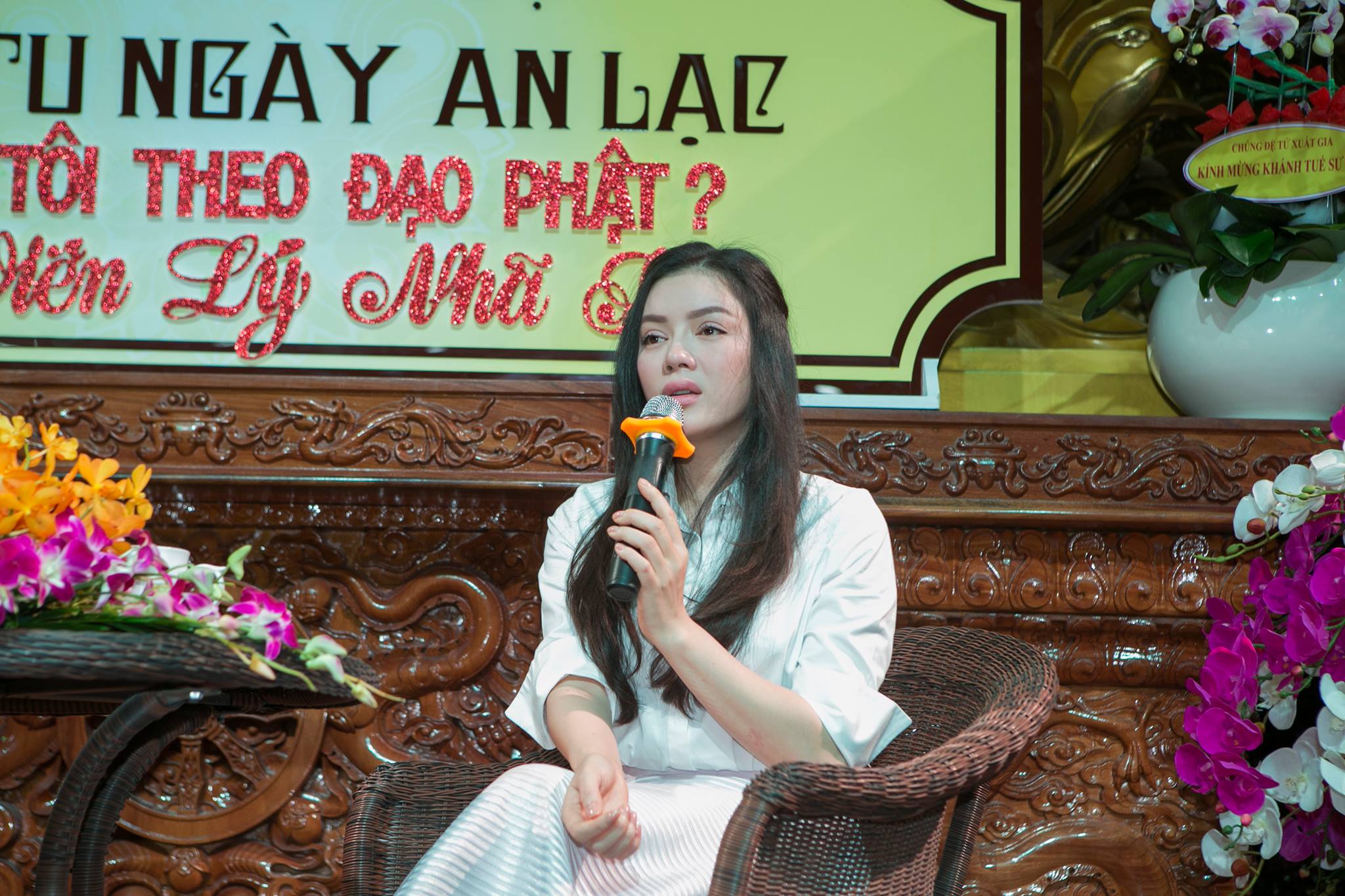 Hundreds of Buddhists shed tears when Ly Nha Ky talked about her father